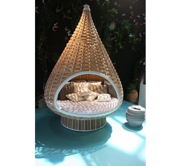 POLY RATTAN TOWER BED WITH PILLOWS