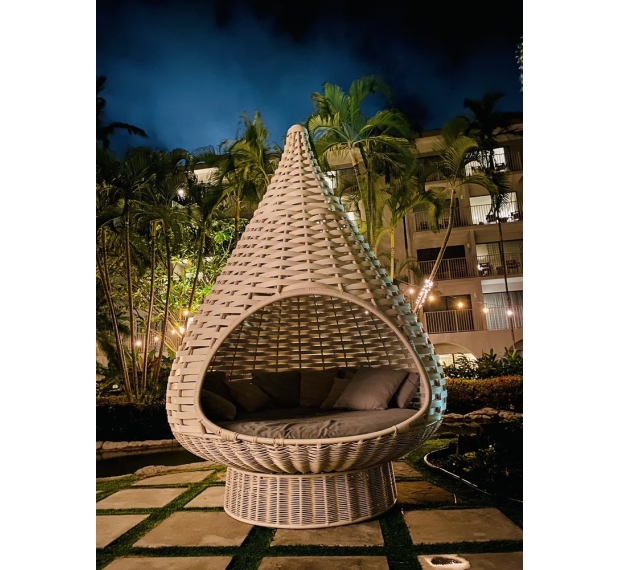 POLY RATTAN TOWER BED WITH PILLOWS