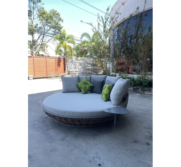 POLY RATTAN ROUND BED WITH SIDE TABLE
